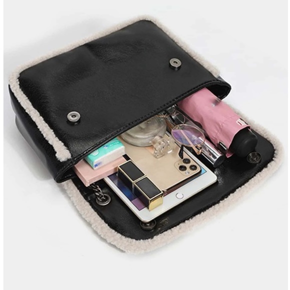 Luxe Vegan Leather Chain Strap Teddy Trim Shoulder Bag - Picture 6 of 8